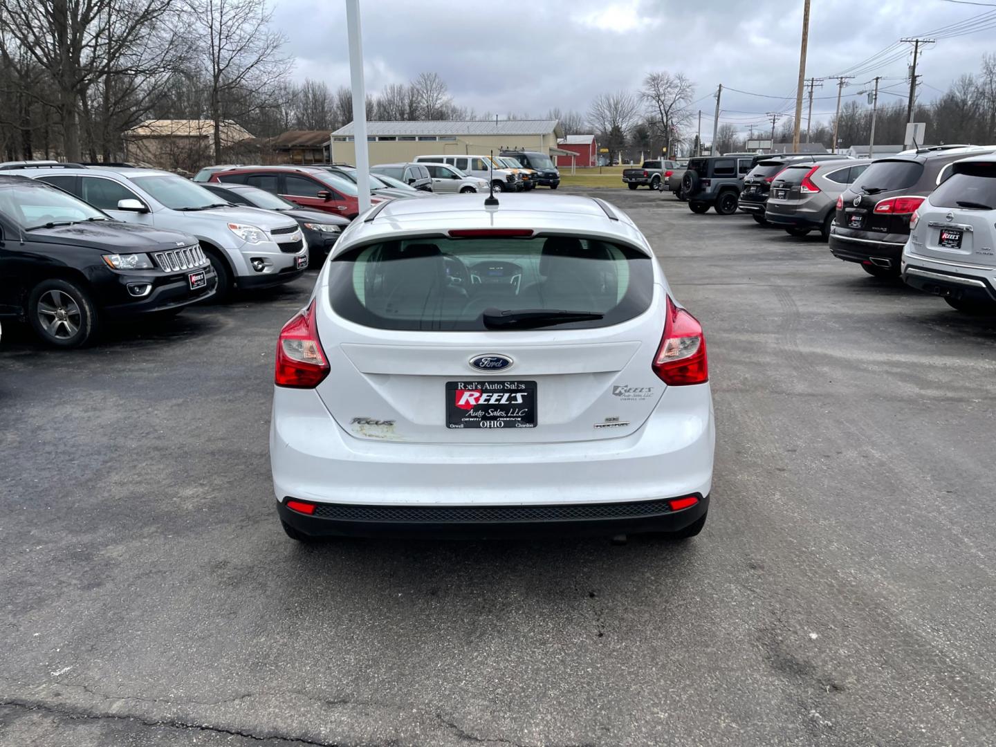 2013 White /Black Ford Focus SE Hatch (1FADP3K29DL) with an 2.0L I4 DOHC 16V engine, 6 Speed Automatic transmission, located at 547 E. Main St., Orwell, OH, 44076, (440) 437-5893, 41.535435, -80.847855 - Photo#8